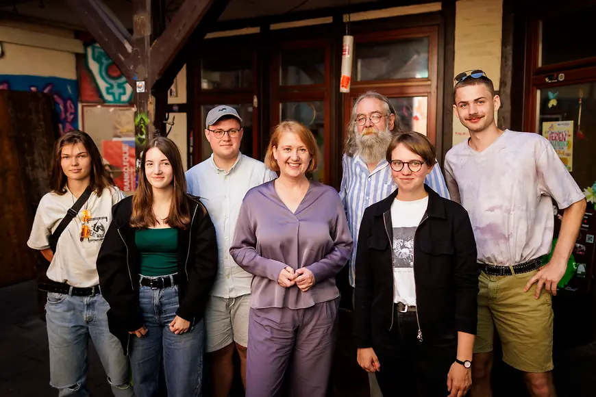 Lisa Paus begrüßt die Mitglieder des Kinder- und Jugendzentrums