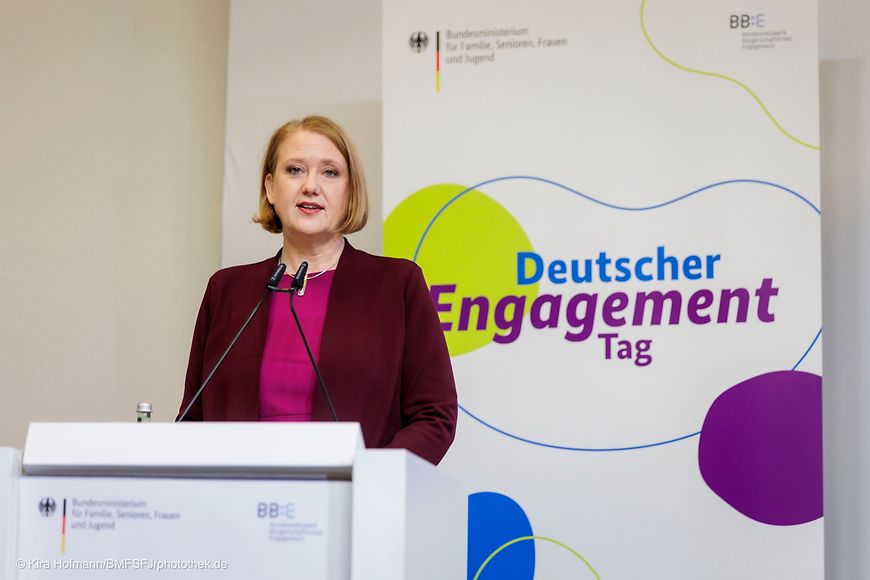 Lisa Paus steht an einem Rednerpult