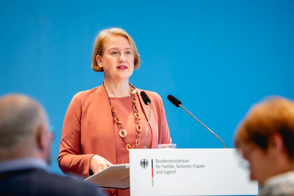 Lisa Paus steht an einem Rednerpult