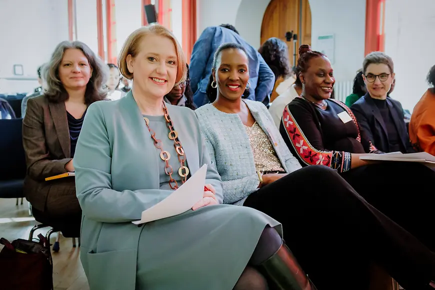  Lisa Paus mit weiteren Teilnehmenden bei der Abschlussveranstaltung der UN-Dekade Berlin