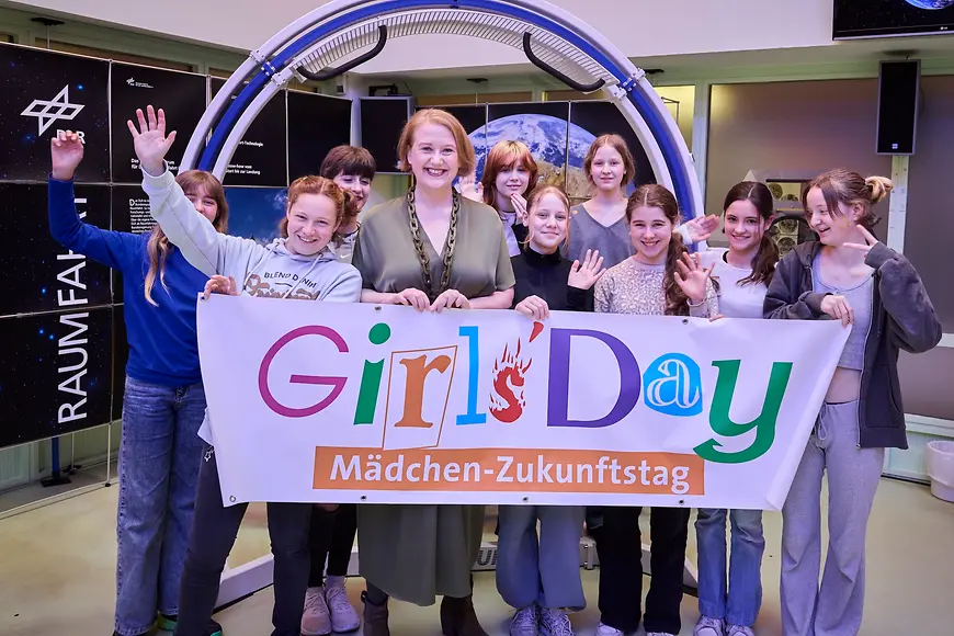 Lisa Paus mit einer Gruppe Mädchen am Girls'Day