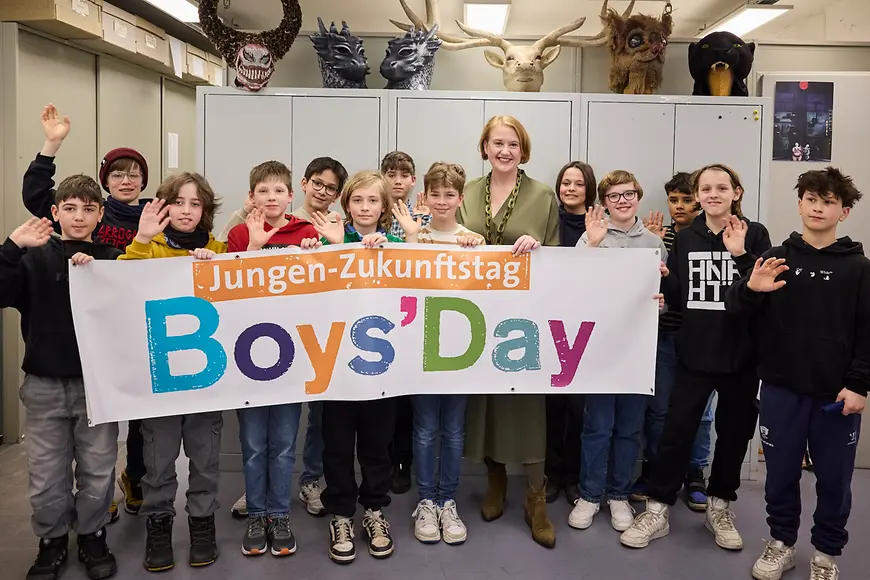 Lisa Paus mit einer Gruppe Mädchen am Girls'Day