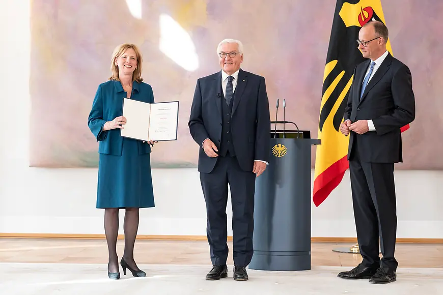 Bundesfamilienministerin Karien Prien und Frank Walter Steinmeier bei der Vereidigung