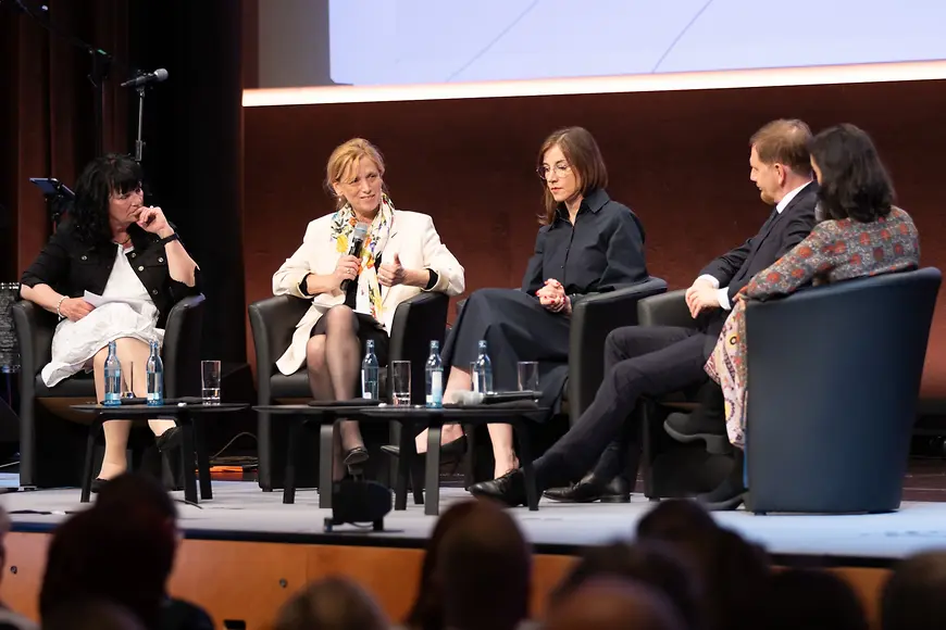 Karin Prien auf dem Podium beim Deutschen Kinder- und Jugendhilfetag in Leipzig
