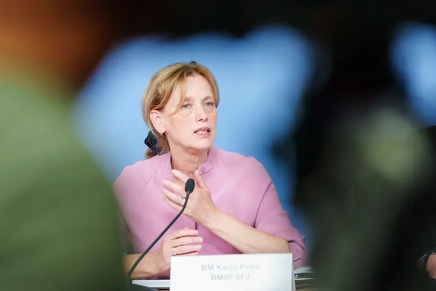 Karin Prien bei einer Pressekonferenz zum Thema Jugendschutz im Internet