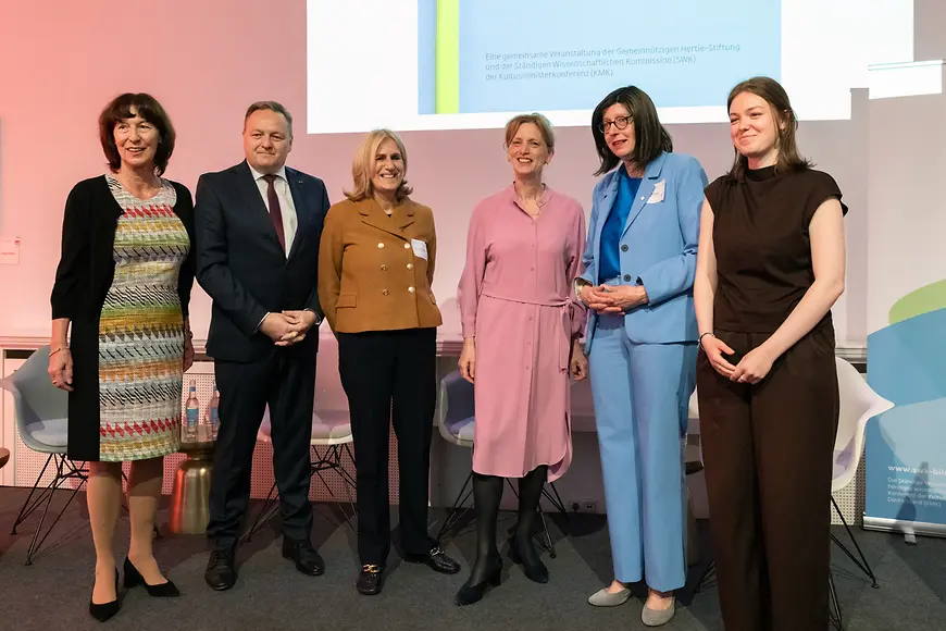 Gruppenbild mit Bildungsministerin Karin Prien bei der Fachtagung zur Demokratiebildung