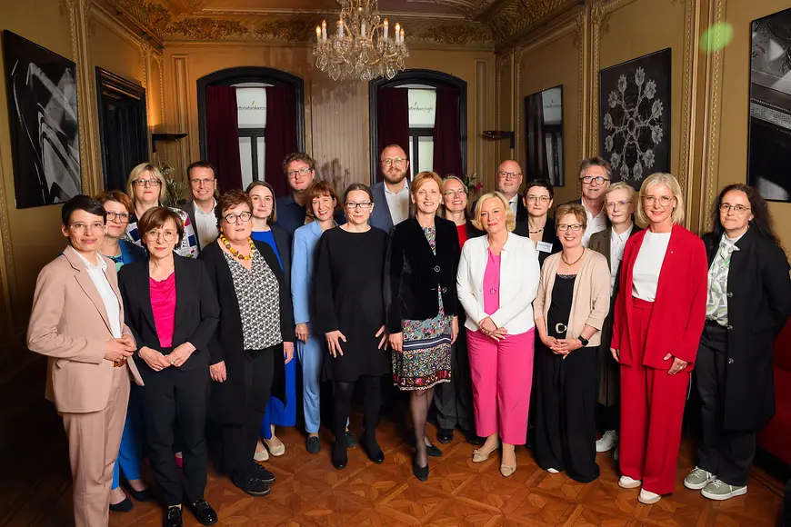 Gruppenbild mit Bildungsministerin Karin Prien bei der JFMK 2025