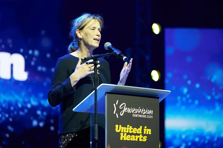 Karin Prien spricht auf der Bühne der Jewrovision