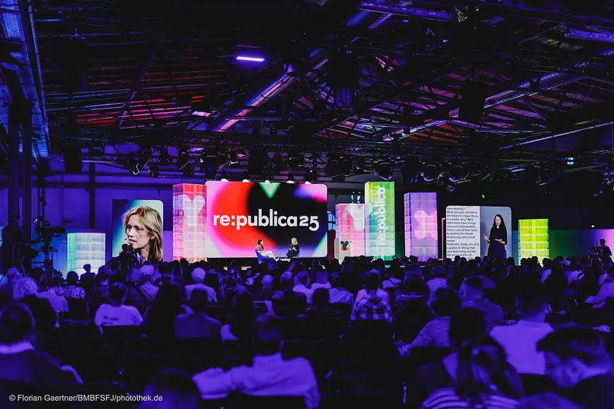 Karin prien auf einer Leinwand über eine großen Menge von Leuten