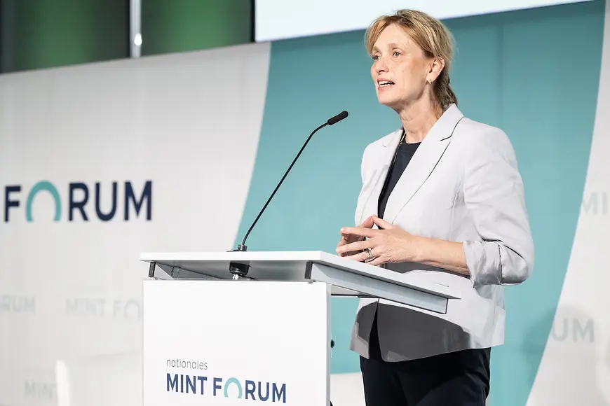 Karin Prien auf der Bühne des Nationalen MINT-Forums