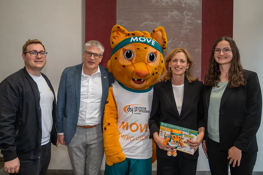 Gruppenbild mit Karin Prien, Teilnehmenden des Workshops der Deutschen Sportjugend und dem Maskottchen Movelino