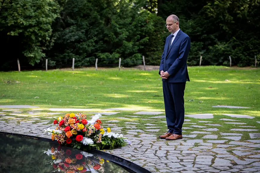 Michael Brand steht am Denkmal für die Denkmal für die im Nationalsozialismus ermordeten Sinti und Roma Europas in Berlin