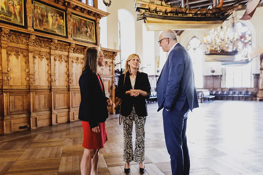 Karin Prien, Andreas Bovenschulte und Sascha Karolin Aulepp im Bremer Rathaus