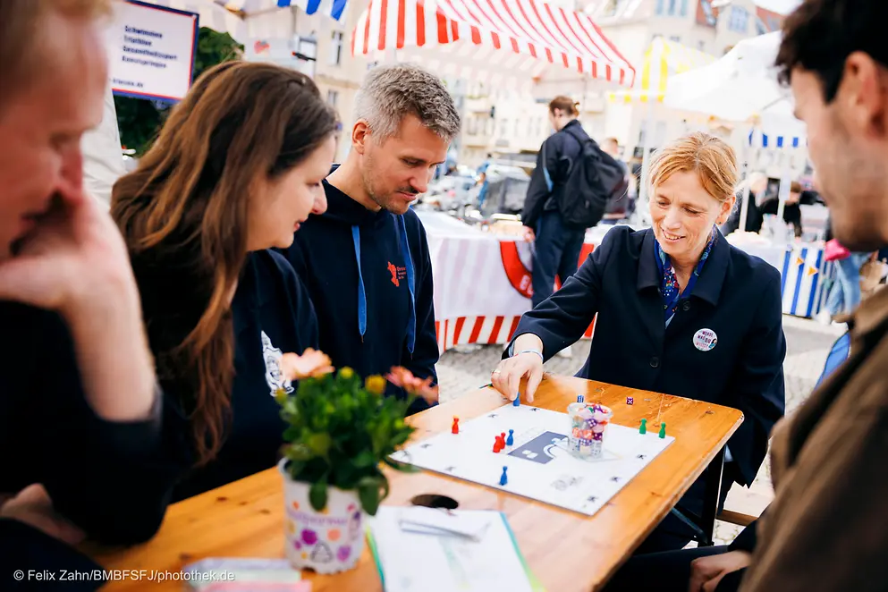 Karin Prien spiel Mensch Ärger dich nicht mit einer Gruppe von Leuten