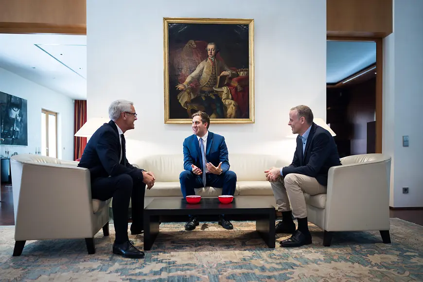 Ingo Behnel, Alexander Pröll und Dr. Markus Richter sitzen zusammen und unterhalten sich