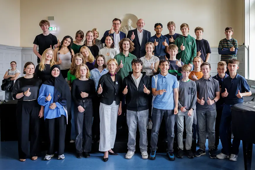 Gruppenbild Karin Prien mit einer Schulklasse in einer Aula