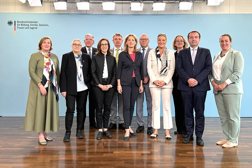 Gruppenfoto mit Karin Prien und anderen bei der Kommission Entgelttransparenz