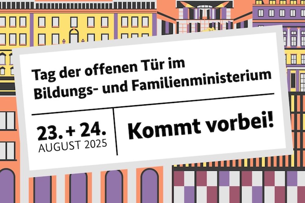 Grafik von bunten Häusern mit Fenstern, davor ein stilisiertes Plakat mit den Daten des Tags der offenen Tür 