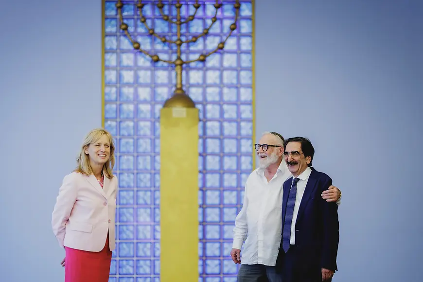 Karin Prien zusammen mit zwei Vorstandsmitgliedern des Landesverbands der Jüdischen Gemeinden von Niedersachsen