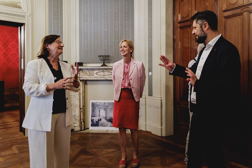 Karin Prien und Eliah Sakakushev-von Bismarck, der geschäftsführende und künstlerische Direktor der Villa Seligmann
