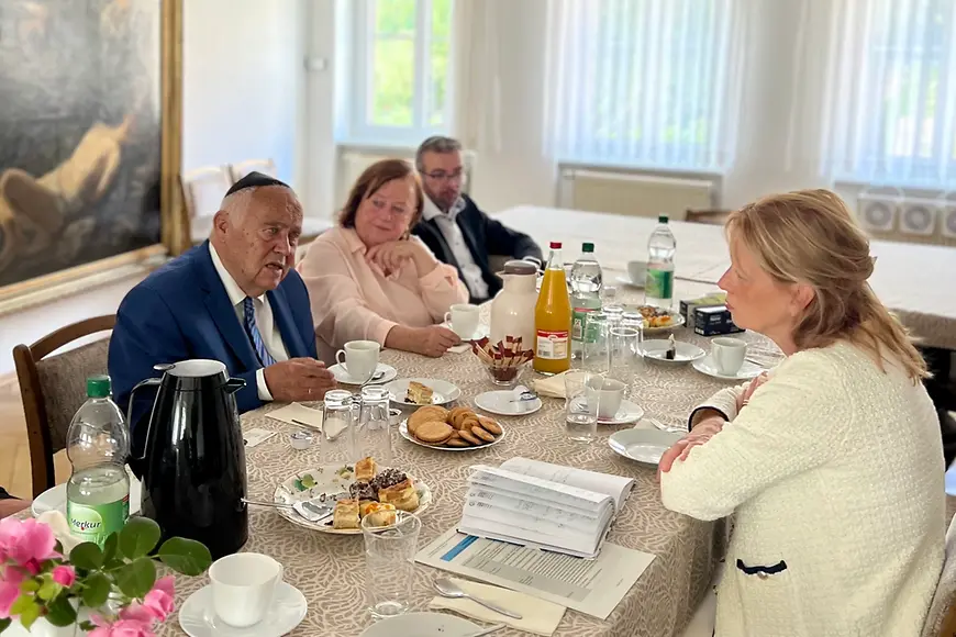 Karin Prien in der Neuen Synagoge Erfurt