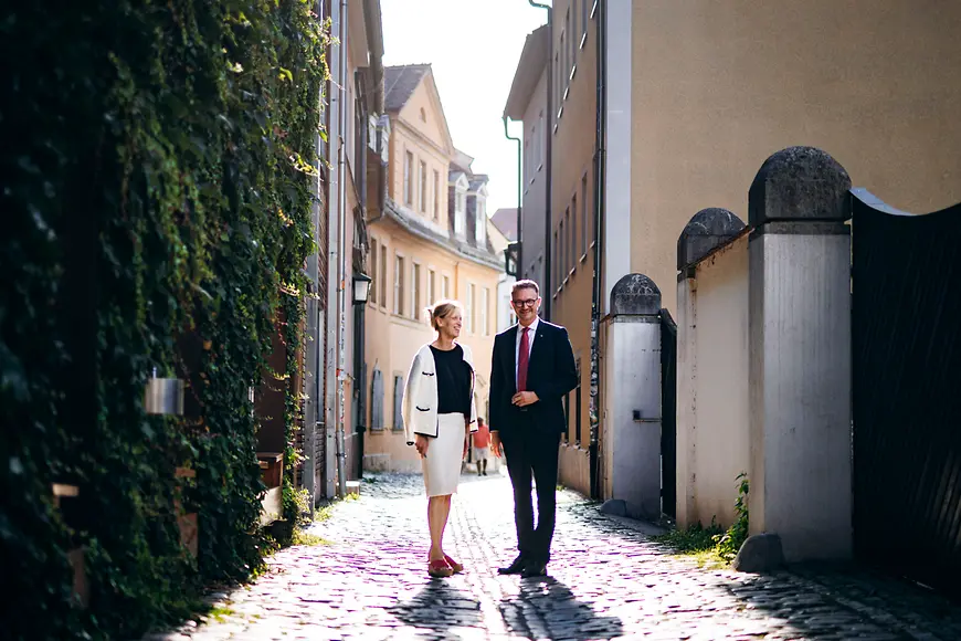 Blick auf einen Platz, auf dem Zuschauende einer Tanzaufführung folgen