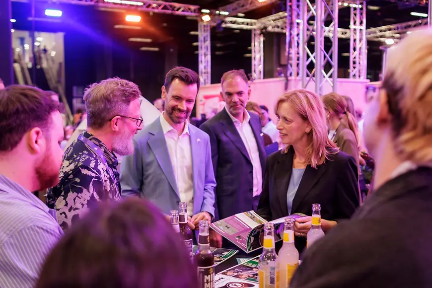 Karin Prien im Gespräch mit Besucherinnen und Besuchern der Gamescom