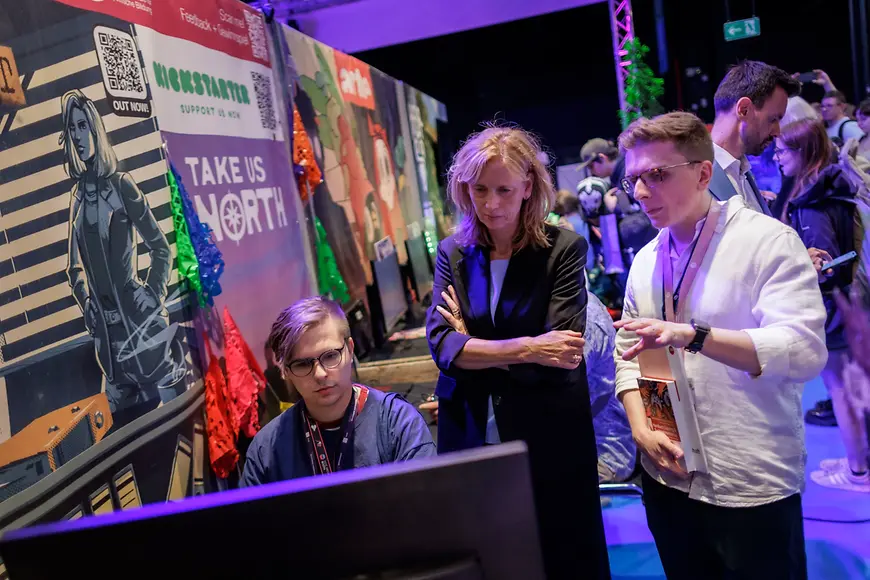 Karin Prien unterhält sich am Stand der Bundeszentrale für politische Bildung mit deren Vertretern 