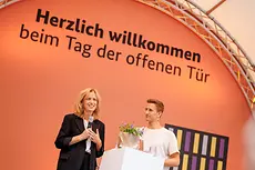Karin Prien bei der Eröffnung des Tags der offenen Tür