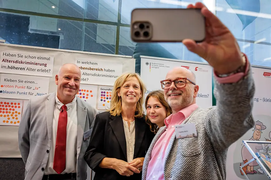 Karin Prien an einem der Infostände beim Tag der offenen Tür