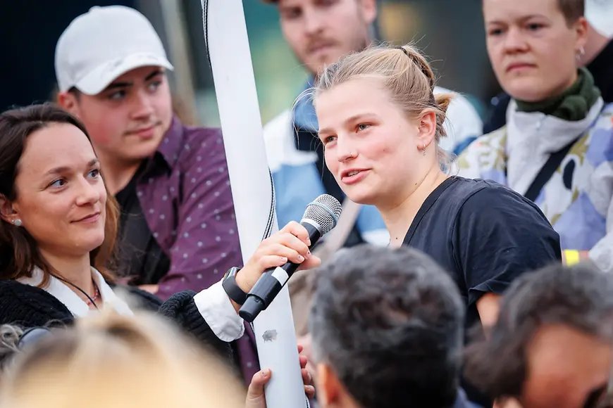 Besuchende stellen Fragen an Karin Prien