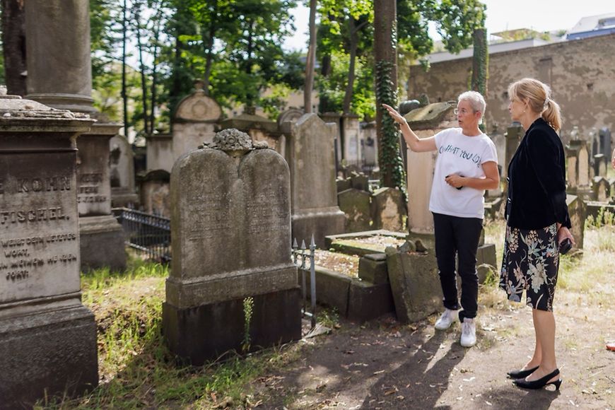 Karin Prien wird über den Alten Jüdischen Friedhof geführt
