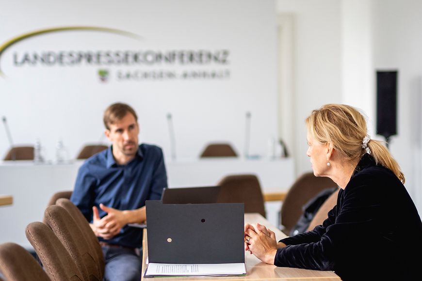 Karin Prien unterhält sich mit einem Journalisten