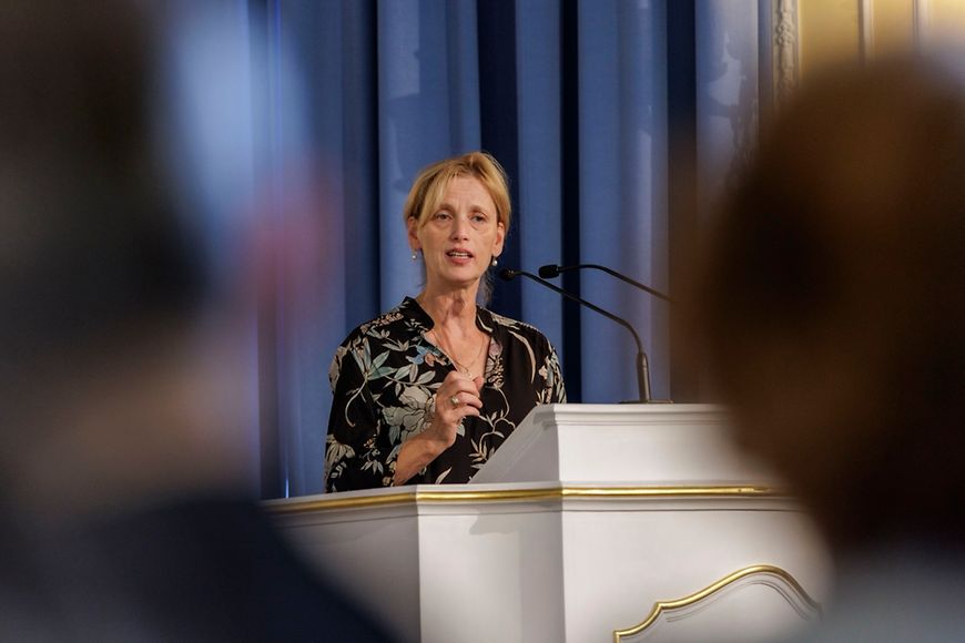 Karin Prien steht an einem Rednerpult