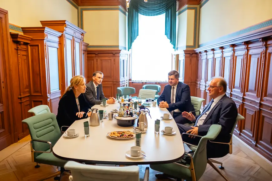 Karin Prien, Reiner Haseloff, Jan Riedel und Sven Schulze sitzen an einem Tisch und unterhalten sich