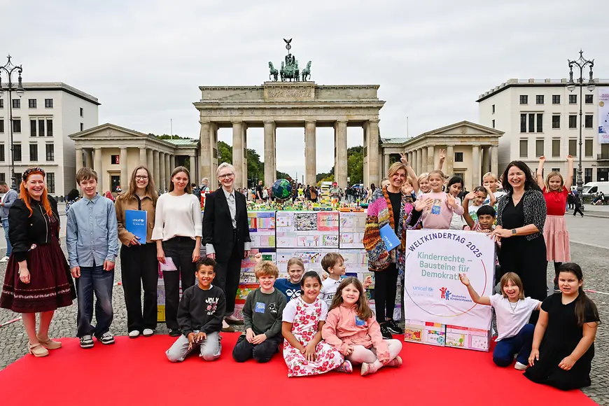 Dr. Petra Bahr und Kinder vor dem Brandenburger Tor