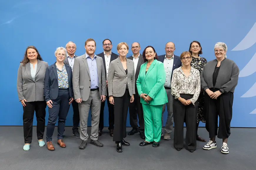 Gruppenbild der Altersberichskommission mit Karin Prien