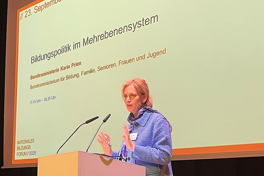 Karin Prien auf einem Panel beim Nationalen Bildungsforum