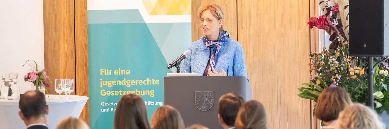 Karin Prien erhält den Bericht zum Jugend-Check 