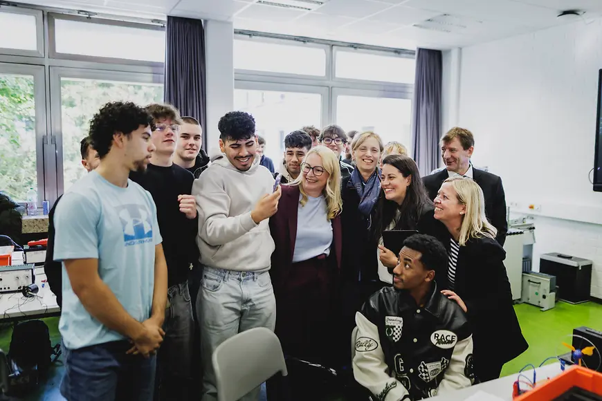 Gruppenbild Bundesbildungsministerin Karin Prien und Ministerin Christine Streichert-Clivot mit Schülerinnen und Schülern