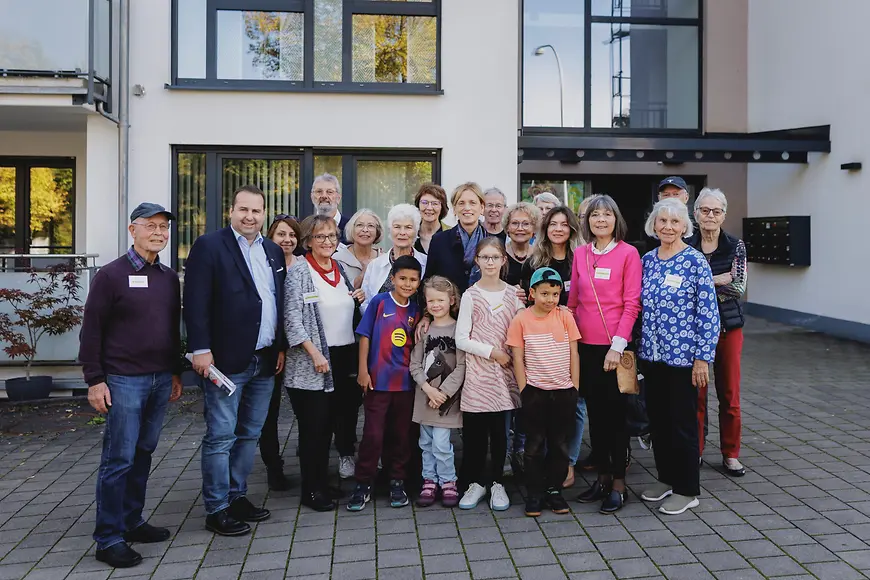 Gruppenbild mit Karin Prien vor dem Mehrgenerationenhaus