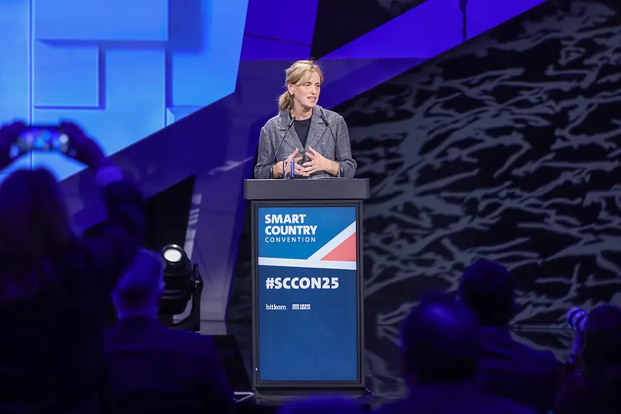 Karin Prien auf einem Podium bei der Smart Country Convention