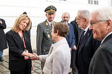 Karin Prien und Doris Schmidauer schütteln sich zur Begrüßung die Hände