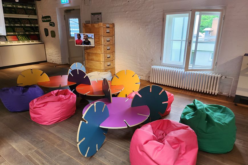 Verschiedene bunte Module, die zum Sitzen und Ausruhen einladen