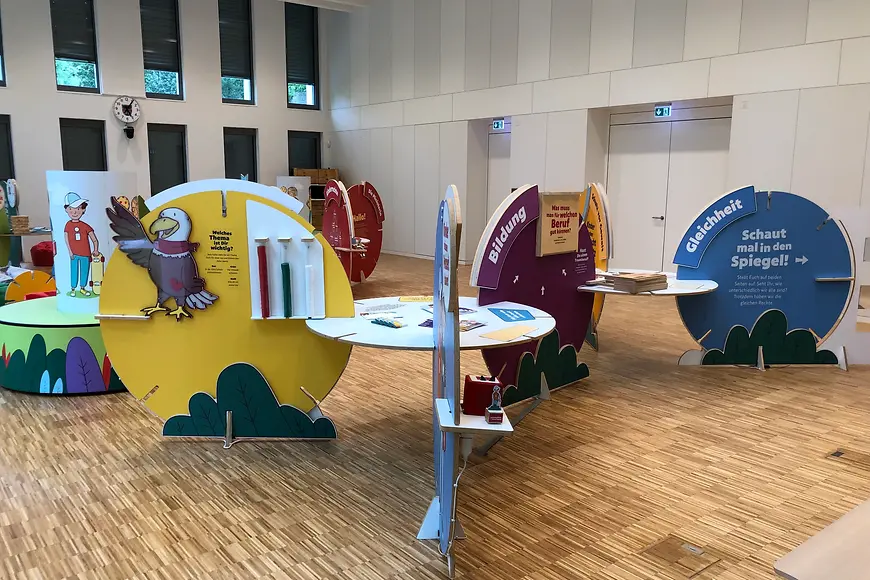 Einzelne Module der Ausstellung mit verschiedenen Aufschriften zu den Kinderrechten