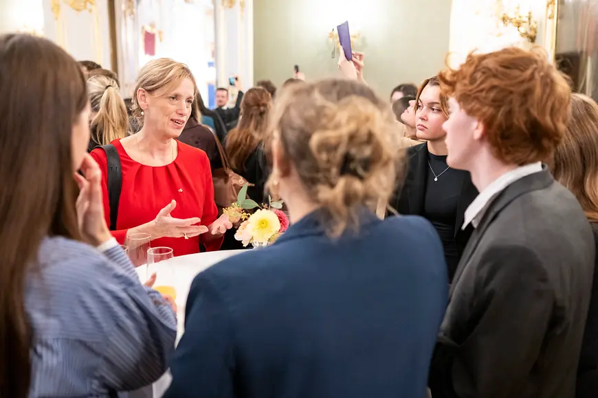 Karin Prien im Gespräch mit jungen Menschen