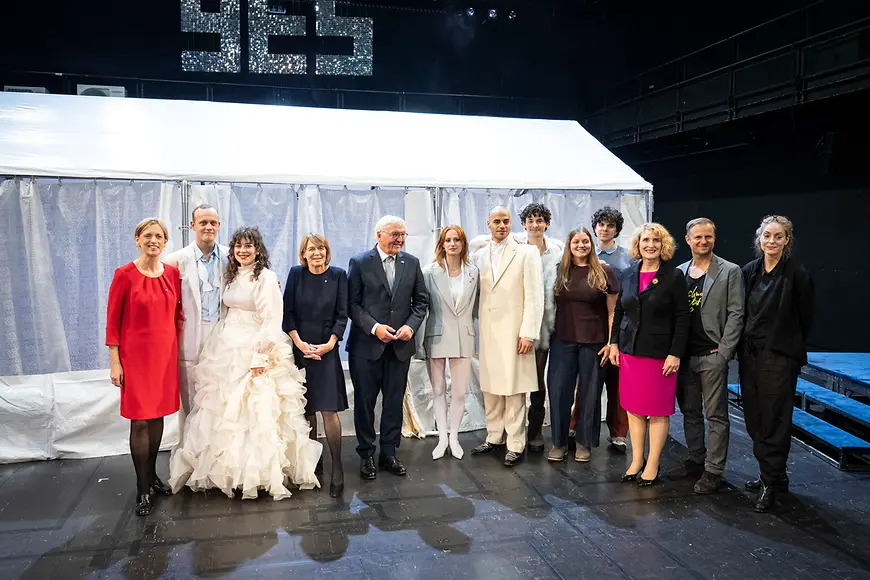 Karin Prien im Gespräch mit jungen Menschen