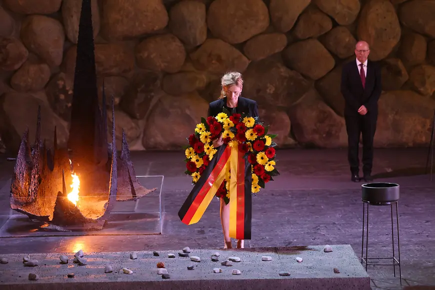 Karin Prien legt einen Kranz nieder