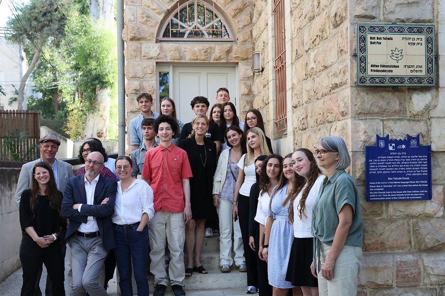 Karin Prien und die Freiwilligen von Aktion Sühnezeichen Friedensdienste e.V.