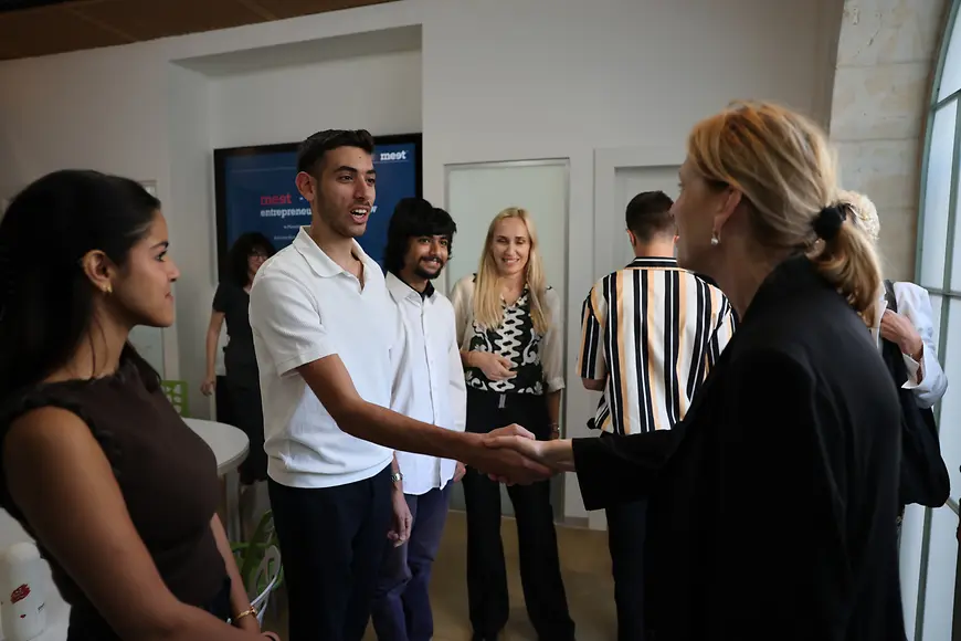 Karin Prien mit Teilnehmenden der Initiative MEET